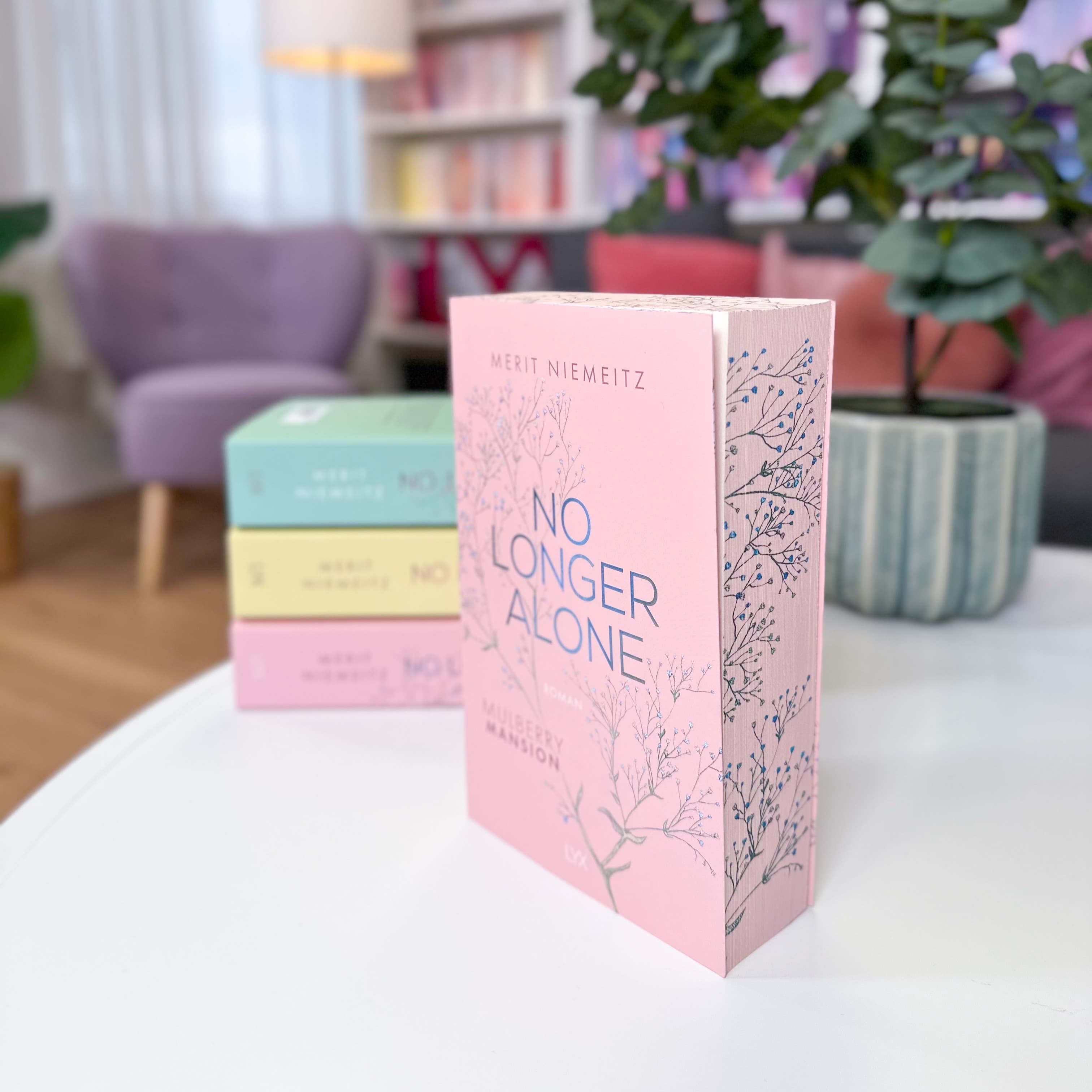 No Longer Alone - Mulberry Mansion (Farbschnitt Ausgabe)