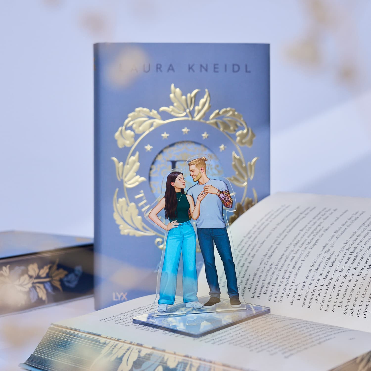 THE DARLINGTON: LOGAN & ROSE - Acrylaufsteller