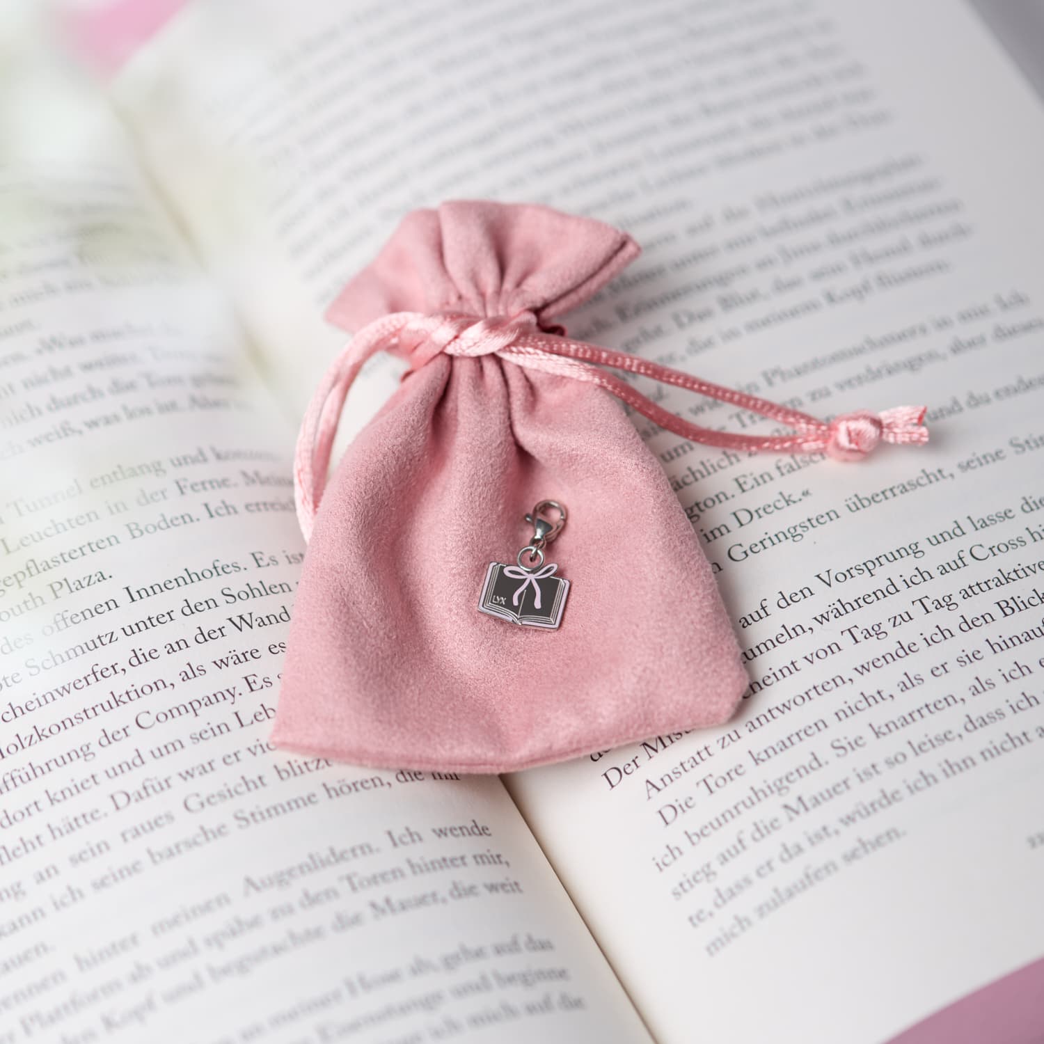 LYX Charms: Bow & Book Silber