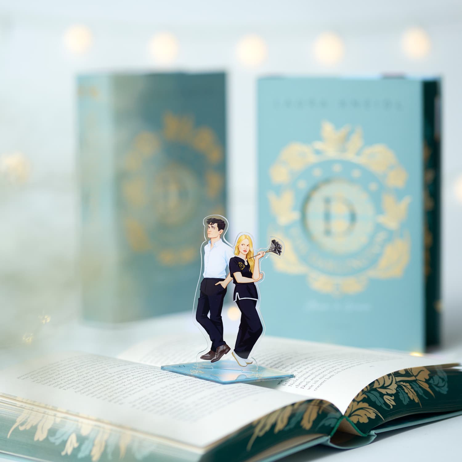 THE DARLINGTON: ETHAN & GRACE - Acrylaufsteller