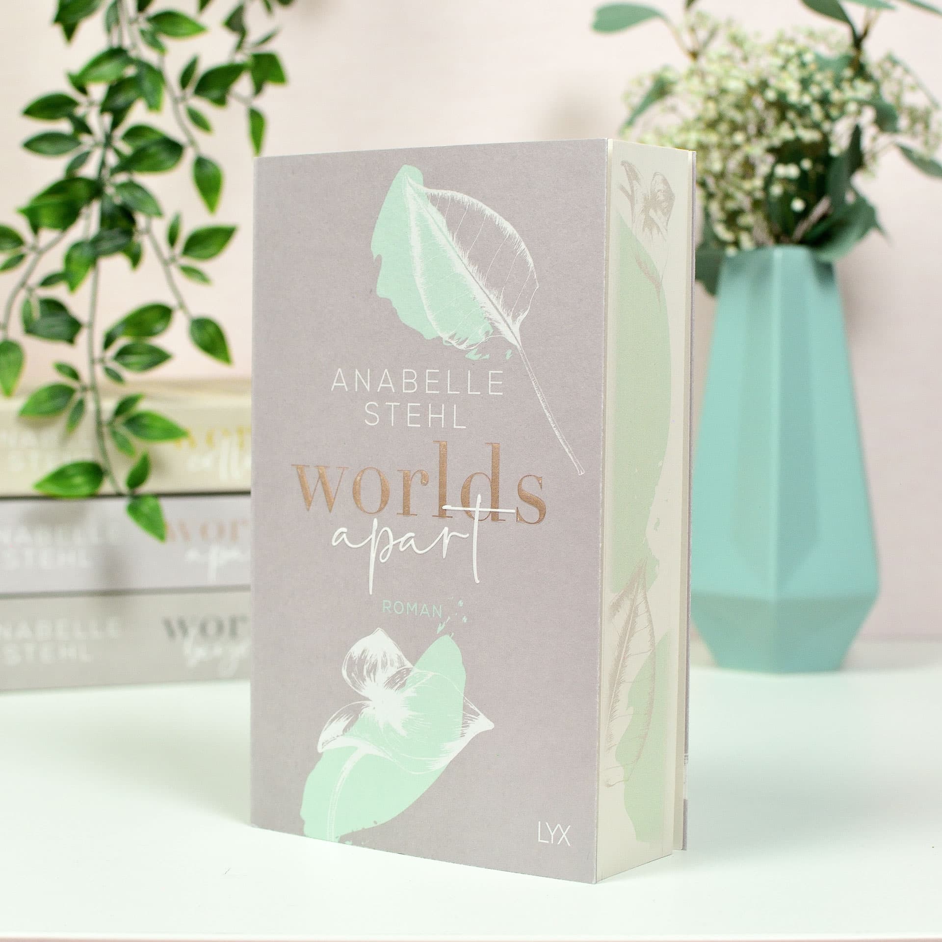 Worlds Apart (Farbschnitt Ausgabe)